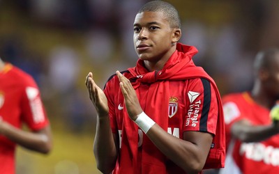 ROR电竞精华-加克波庆祝时跳上看台